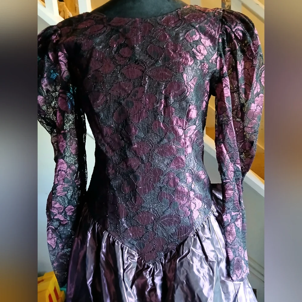 Vintage Loralie Long Sleeve Lace Dress in Deep Purple - Picture 2 of 4